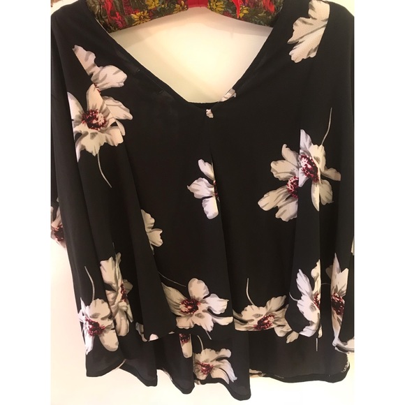 Anama Tops - Black and white floral Anamá flowy blouse.